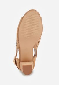 Born2be - Ciemnobeżowe Ażurowe Sandały Vices na Obcasie Ozdobione Wycięciem i Klamrą Felindrel. Okazja: na co dzień. Zapięcie: klamry. Kolor: beżowy. Materiał: skóra. Wzór: aplikacja, ażurowy. Obcas: na obcasie. Styl: casual. Wysokość obcasa: średni #5