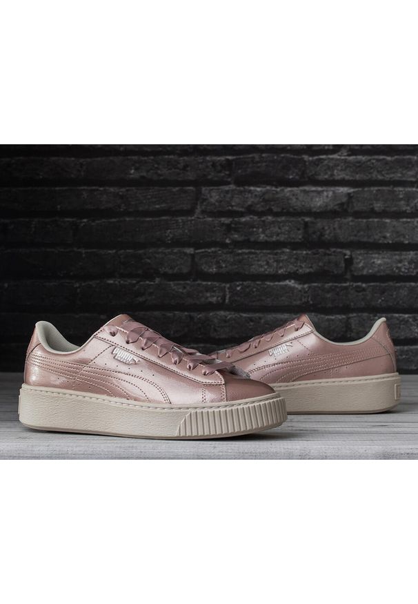 Buty damskie do chodzenia Puma BASKET PLATFORM METAL. Kolor: różowy. Obcas: na platformie. Sport: turystyka piesza