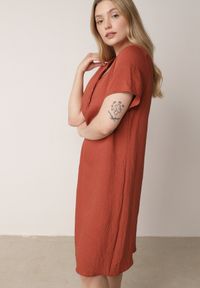 Born2be - Pomarańczowa Wiskozowa Sukienka o Pudełkowym Kroju z Dekoltem V z Guzikami Berborin. Okazja: na co dzień, do pracy. Kolekcja: plus size. Kolor: pomarańczowy. Materiał: wiskoza. Typ sukienki: dla puszystych, proste. Styl: casual, klasyczny #6