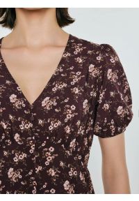 Big-Star - Sukienka damska midi z wiskozy w kwiatowy wzór brązowa Pala 804. Okazja: na co dzień, na spacer. Kolor: brązowy. Materiał: wiskoza. Wzór: kwiaty. Sezon: wiosna, lato. Typ sukienki: proste. Styl: boho, casual. Długość: midi #2