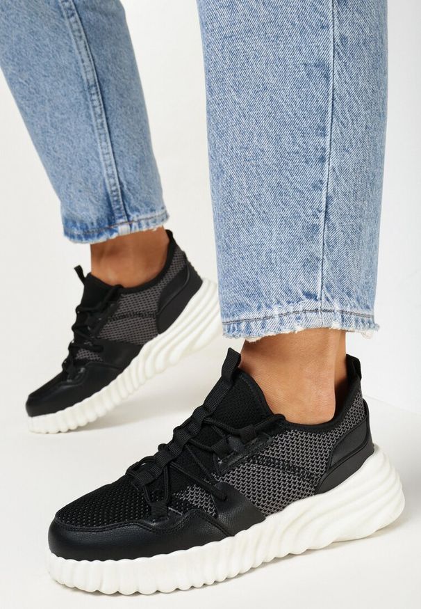 Born2be - Czarne Sneakersy na Grubej Podeszwie Demetra. Wysokość cholewki: przed kostkę. Zapięcie: bez zapięcia. Kolor: czarny. Materiał: materiał. Szerokość cholewki: normalna. Wzór: aplikacja