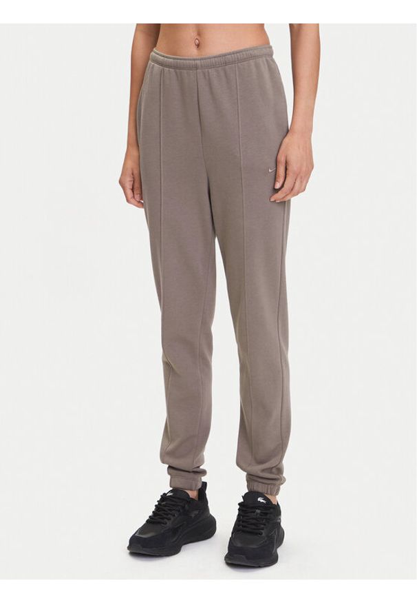 Nike Spodnie dresowe Chill Terry FN2434 Brązowy Regular Fit. Kolor: brązowy. Materiał: syntetyk, bawełna