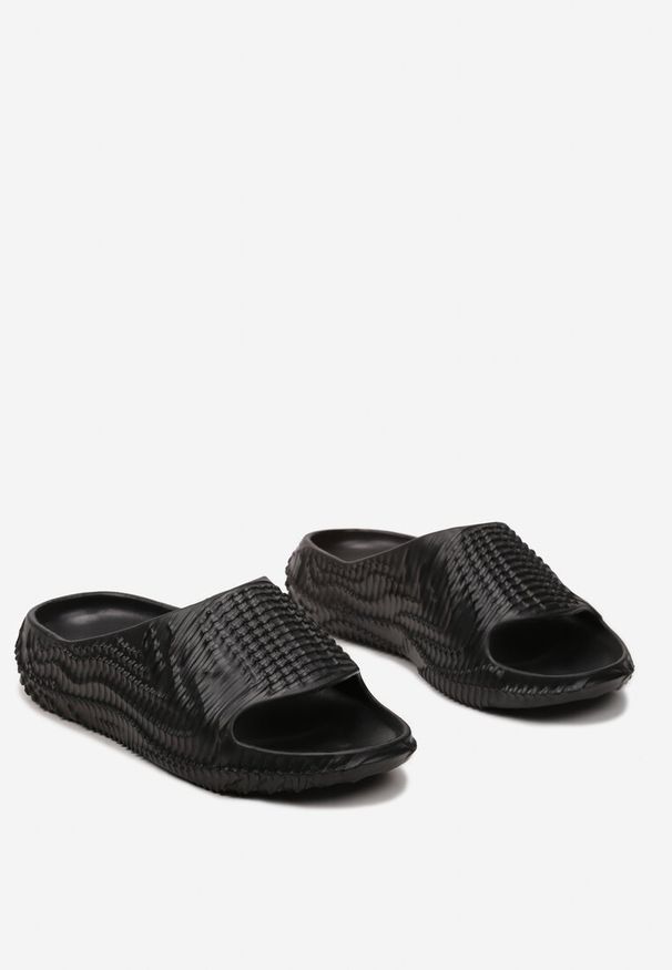 Born2be - Czarne Piankowe Klapki z Ozdobnym Tłoczeniem Juraia. Okazja: na co dzień. Kolor: czarny. Obcas: na płaskiej podeszwie. Styl: casual, klasyczny, elegancki