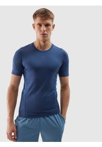 4f - Koszulka treningowa slim z materiałów z recyklingu męska - denim. Kolor: niebieski. Materiał: materiał, denim. Długość rękawa: krótki rękaw. Długość: krótkie. Wzór: ze splotem, gładki. Sport: fitness