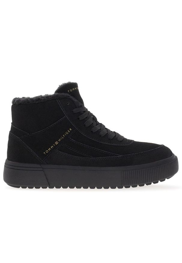 TOMMY HILFIGER - Buty Tommy Hilfiger Suede Vulc Winter Sneaker Hi FW0FW08108-BDS - czarne. Okazja: na co dzień. Zapięcie: sznurówki. Kolor: czarny. Materiał: poliester, guma, zamsz. Szerokość cholewki: normalna. Wzór: aplikacja. Obcas: na platformie. Sport: turystyka piesza