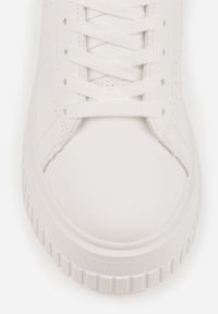 Renee - Białe Sneakersy na Platformie Ozdobione Perforacją Eleainna. Okazja: na co dzień. Kolor: biały. Materiał: jeans. Wzór: aplikacja. Obcas: na platformie #6
