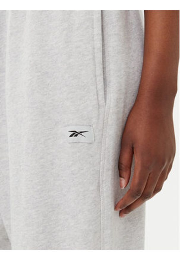 Reebok Spodnie dresowe 100221467 Szary Regular Fit. Kolor: szary. Materiał: bawełna