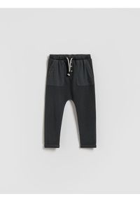 Reserved - Spodnie regular fit - ciemnoszary. Kolor: szary. Materiał: bawełna, dzianina #1