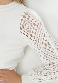 Born2be - Biały Sweter Szydełkowy Karolina. Kolor: biały. Materiał: prążkowany, dzianina. Wzór: ażurowy. Styl: elegancki #5