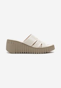Born2be - Białe Klapki Vices na Koturnie z Perforacją Sarvelina. Okazja: na co dzień. Kolor: biały. Materiał: materiał. Obcas: na koturnie. Styl: elegancki, casual #4