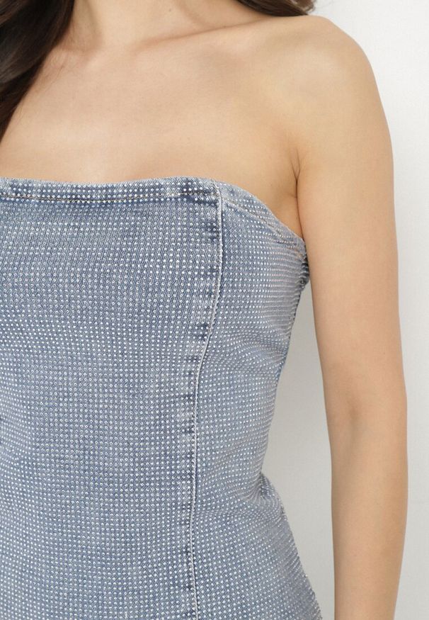 Born2be - Niebieska Jeansowa Sukienka z Dekoltem Typu Bandeau Ozdobiona Cyrkoniami Tillevia. Okazja: na co dzień. Kolor: niebieski. Materiał: jeans. Wzór: aplikacja. Typ sukienki: proste. Styl: elegancki, casual. Długość: midi