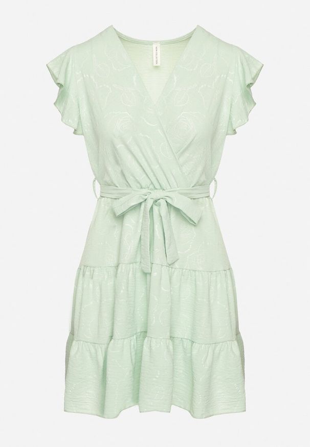 Born2be - Jasnozielona Kopertowa Sukienka Ozdobiona Falbanami i Paskiem Liliessa. Okazja: na co dzień. Typ kołnierza: dekolt w kształcie V. Kolor: zielony. Wzór: aplikacja. Typ sukienki: kopertowe. Styl: elegancki, casual, klasyczny