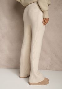 Renee - Jasnobeżowe Szerokie Spodnie z Wełną High Waist z Prążkowanego Materiału Reinna. Okazja: na co dzień. Stan: podwyższony. Kolor: beżowy. Materiał: prążkowany, wełna, materiał. Styl: casual #2