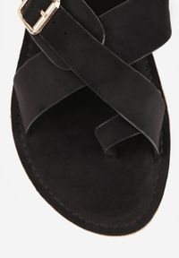 Born2be - Czarne Sandały Typu Japonki VICES Ozdobione Klamrą Nanrunia. Okazja: na co dzień. Zapięcie: klamry. Kolor: czarny. Materiał: koronka. Wzór: aplikacja. Styl: wakacyjny, casual, klasyczny #4