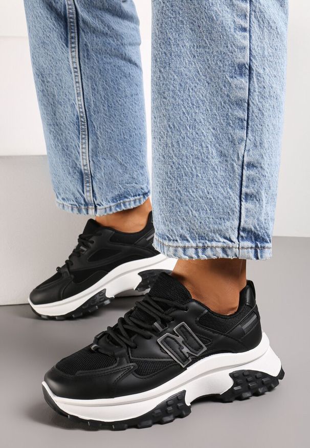 Renee - Czarne Sneakersy z Odblaskami i Siateczką na Cholewce Renilia. Kolor: czarny. Szerokość cholewki: normalna