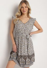 Born2be - Czarna Wiskozowa Sukienka o Rozkloszowanym Kroju z Wiązanym Paskiem Sepona. Okazja: na co dzień. Typ kołnierza: dekolt w kształcie V. Kolor: czarny. Materiał: wiskoza. Wzór: aplikacja. Styl: elegancki, casual #1