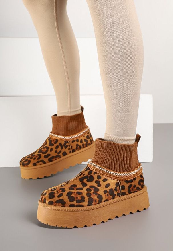 Renee - Panterkowo-Brązowe Śniegowce na Platformie ze Skarpetową Cholewką Erevelis. Okazja: na spacer, na co dzień. Kolor: brązowy. Materiał: jeans. Szerokość cholewki: normalna. Wzór: aplikacja. Sezon: zima. Obcas: na platformie. Styl: casual