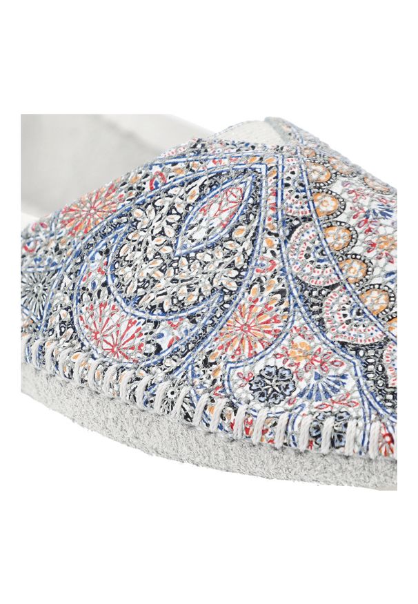 Baleriny damskie Maciejka, cholewka ze skóry naturalnej gładkiej z przodu panel tekstylny z dekoracyjnym wzorem wsuwany fason widoczne przeszycia wok. Kolor: biały. Materiał: skóra. Szerokość cholewki: normalna. Wzór: gładki