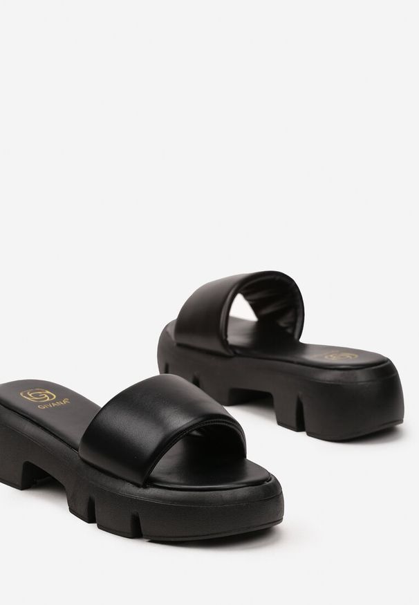 Renee - Czarne Klapki Chunky z Grubą Podeszwą i Jednolitym Szerokim Paskiem Nachinna. Kolor: czarny. Wzór: jednolity. Styl: elegancki