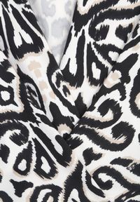 Renee - Czarno-Biały Długi Kombinezon z Ornamentalnym Wzorem i Wiązanym Paskiem Feniti. Kolor: czarny. Długość: długie. Styl: boho #4