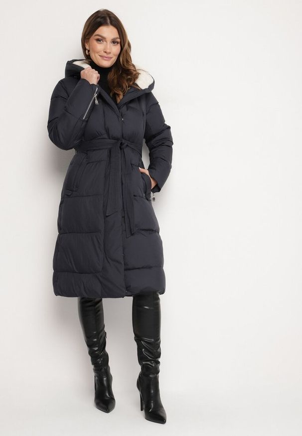 Born2be - Granatowa Pikowana Kurtka o Długim Kroju z Kapturem i Wiązanym Paskiem Neandira. Okazja: na co dzień. Typ kołnierza: kaptur. Kolor: niebieski. Materiał: jeans, materiał. Długość rękawa: długi rękaw. Długość: długie. Sezon: zima, jesień. Styl: klasyczny, casual, elegancki