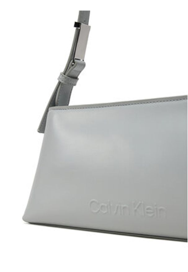 Calvin Klein Torebka Embossed Logo Shoulder Bag K60K612550 Szary. Kolor: szary. Materiał: skórzane