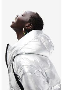 Desigual kurtka damska kolor srebrny zimowa. Typ kołnierza: kaptur. Kolor: srebrny. Sezon: zima #5