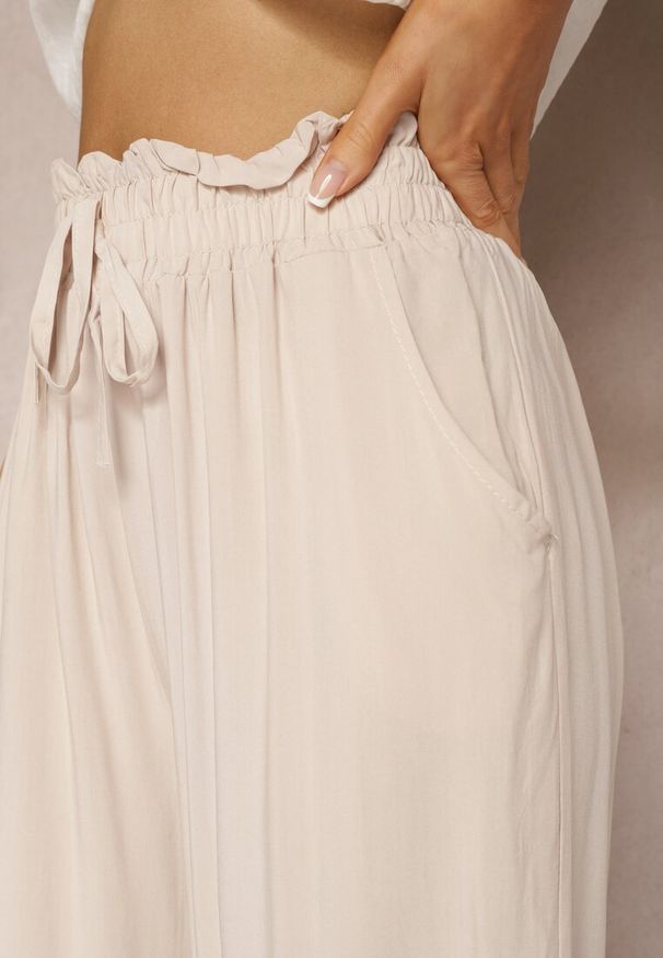 Renee - Jasnobeżowe Spodnie z Bawełny Typu Palazzo High Waist z Gumką w Talii Nelsaria. Okazja: na co dzień. Stan: podwyższony. Kolor: beżowy. Materiał: bawełna. Styl: casual, elegancki, wizytowy