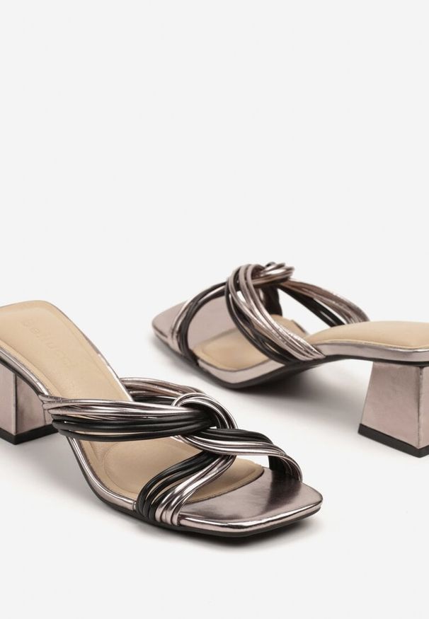 Born2be - Czarne Klapki na Geometrycznym Słupku z Paseczkami z Ozdobnym Supłem Elannora. Okazja: na co dzień. Kolor: czarny. Wzór: geometria. Obcas: na słupku. Styl: casual, elegancki