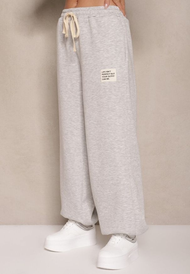 Renee - Szary Komplet Dresowy z Wiskozą T-shirt i Joggery Zdobione Naszywkami Idareia. Kolor: szary. Materiał: wiskoza, dresówka. Wzór: aplikacja