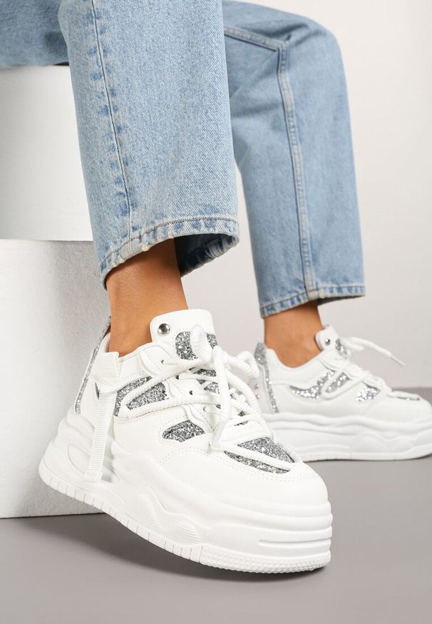Born2be - Białe Streetwearowe Sneakersy na Platformie z Brokatem i Aplikacjami Maivessa. Okazja: na co dzień. Kolor: biały. Materiał: jeans. Wzór: aplikacja. Obcas: na platformie
