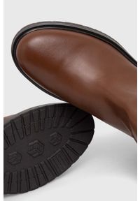 TOMMY HILFIGER - Tommy Hilfiger kozaki skórzane CASUAL ESSENTIAL BELT LONGBOOT damskie kolor brązowy na płaskim obcasie FW0FW07480. Okazja: na co dzień. Nosek buta: okrągły. Kolor: brązowy. Materiał: skóra. Szerokość cholewki: normalna. Obcas: na obcasie. Styl: casual. Wysokość obcasa: niski #2