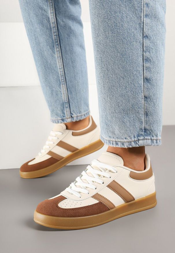 Renee - Beżowo-Białe Sneakersy w Stylu Klasycznych Tenisówek Zdobione Przeszyciami Ivelfia. Okazja: na spacer, na co dzień. Kolor: beżowy. Materiał: jeans. Wzór: aplikacja. Sport: turystyka piesza