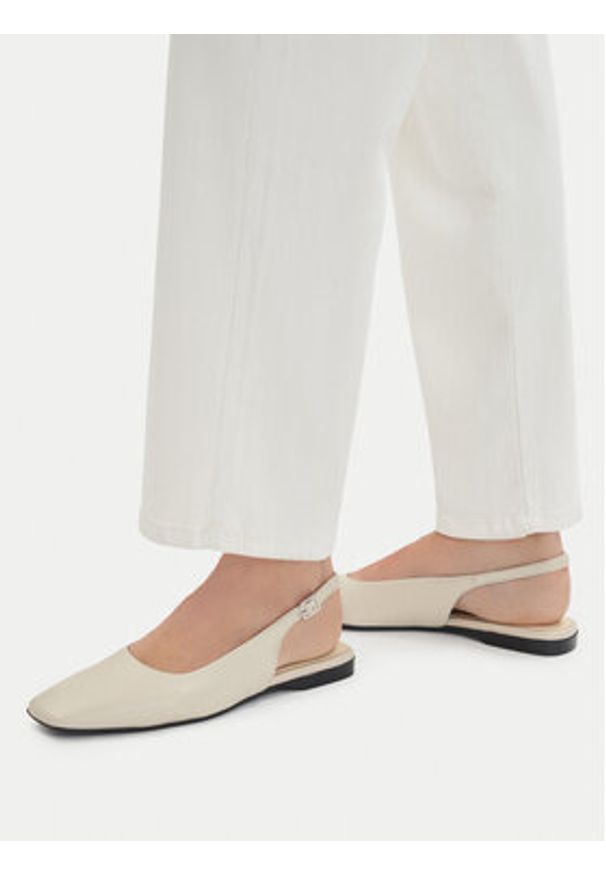 Vagabond Shoemakers Baleriny Delia 5907-201-02 Écru. Kolor: kremowy. Materiał: skóra