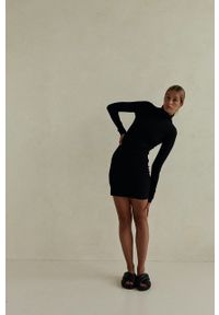 MUUV. sukienka Cotton Rib kolor czarny mini dopasowana. Kolor: czarny. Materiał: bawełna, dzianina, prążkowany. Długość rękawa: długi rękaw. Wzór: gładki. Typ sukienki: dopasowane. Długość: mini #2
