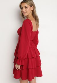 Born2be - Czerwona Rozkloszowana Sukienka z Falbankami i Bufiastymi Rękawami Semithara. Okazja: na co dzień. Typ kołnierza: kołnierz z falbankami. Kolor: czerwony. Wzór: aplikacja. Styl: klasyczny, casual, elegancki #6