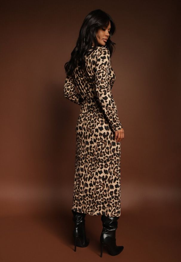 Renee - Ciemnobeżowa Sukienka w Panterowy Wzór Ozdobiona Rozcięciem i Marszczeniem w Pasie Saliaris. Okazja: na imprezę. Kolor: beżowy. Wzór: aplikacja. Styl: elegancki