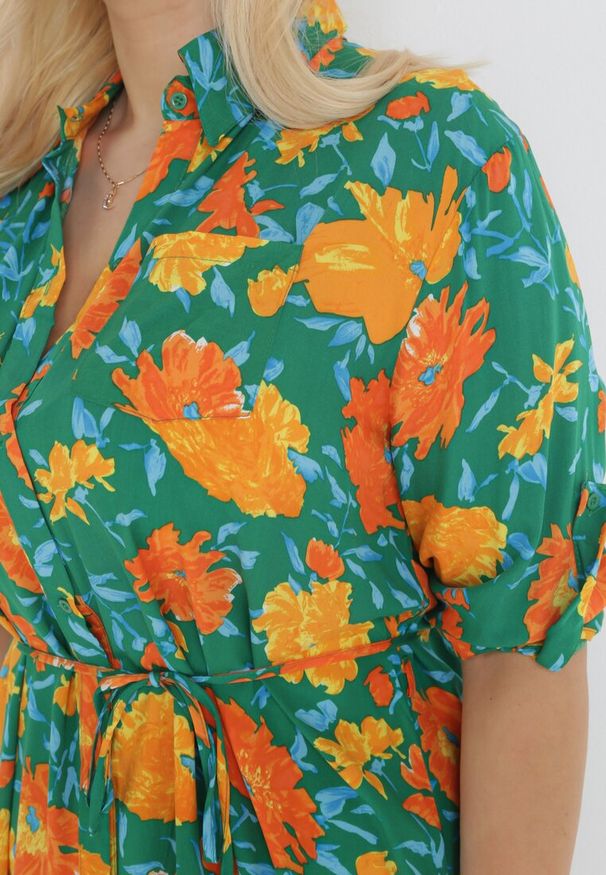 Born2be - Zielona Koszulowa Sukienka Mini z Guzikami i Materiałowym Paskiem Raimeda. Kolekcja: plus size. Kolor: zielony. Materiał: materiał. Wzór: kwiaty. Sezon: wiosna, lato. Typ sukienki: koszulowe. Długość: mini