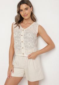 Born2be - Beżowa Bluzka Boho Bez Rękawów z Guzikami Haftem i Ażurowym Zdobieniem Linetela. Okazja: na co dzień. Kolor: beżowy. Materiał: bawełna, jeans, materiał. Długość rękawa: bez rękawów. Wzór: aplikacja, ażurowy, haft. Styl: boho