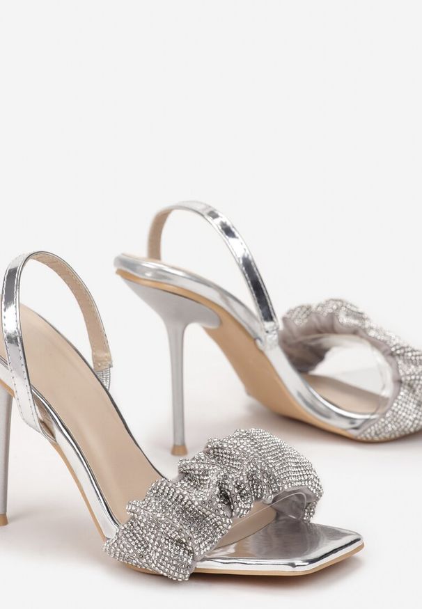 Born2be - Srebrne Sandały Iomereia. Zapięcie: bez zapięcia. Kolor: srebrny. Materiał: materiał. Styl: glamour