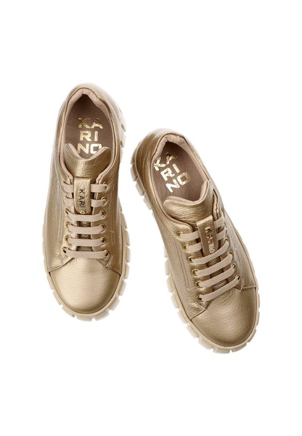 Złote Sneakersy Karino Wygodne Skórzane Buty Damskie. Okazja: na spacer, na spotkanie biznesowe, do pracy. Kolor: złoty. Materiał: skóra. Szerokość cholewki: normalna. Obcas: na platformie. Styl: sportowy, biznesowy