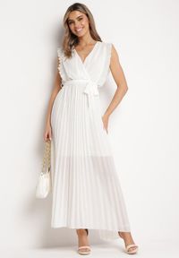 Born2be - Biała Plisowana Sukienka Maxi Wiskozowa z Kopertowym Dekoltem i Falbankami Glimes. Typ kołnierza: kołnierz z falbankami. Kolor: biały. Materiał: wiskoza. Typ sukienki: kopertowe. Długość: maxi #1
