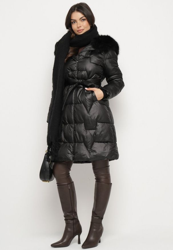 Born2be - Czarna Pikowana Kurtka o Długim Kroju Ozdobiona Paskiem i Odpinanym Futerkiem Milirra. Okazja: na spacer. Kolor: czarny. Materiał: futro. Długość: długie. Wzór: aplikacja. Styl: elegancki, wizytowy