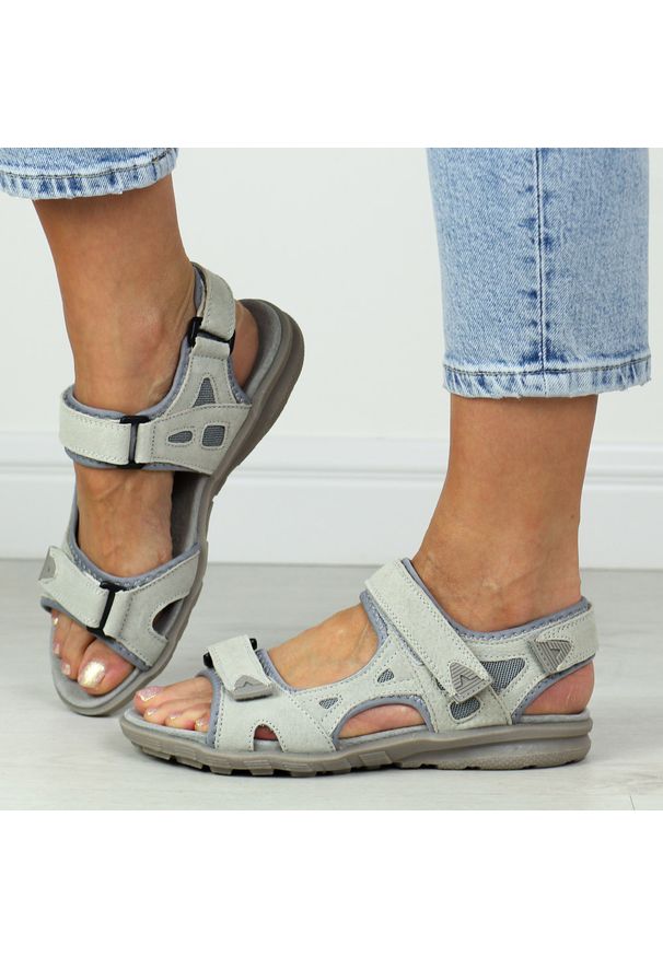 Szare skórzane sandały damskie T.Sokolski L26-613. Zapięcie: rzepy. Kolor: szary. Materiał: tkanina, skóra. Sezon: wiosna, lato. Styl: klasyczny
