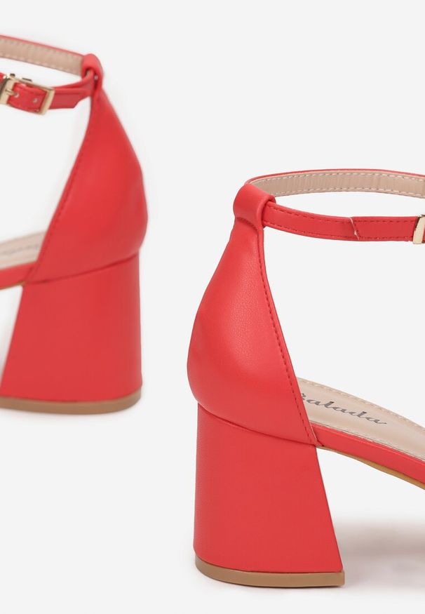 Born2be - Czerwone Czółenka Phaedraea. Nosek buta: szpiczasty. Zapięcie: sprzączka. Kolor: czerwony. Wzór: gładki. Obcas: na słupku. Styl: wizytowy