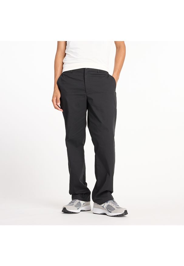 Spodnie męskie New Balance MP43560BK – czarne. Kolor: czarny. Materiał: bawełna, materiał, nylon. Wzór: aplikacja