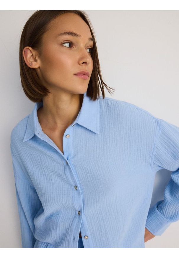 Reserved - Koszula oversize z bawełnianego muślinu - jasnoniebieski. Kolor: niebieski. Materiał: bawełna