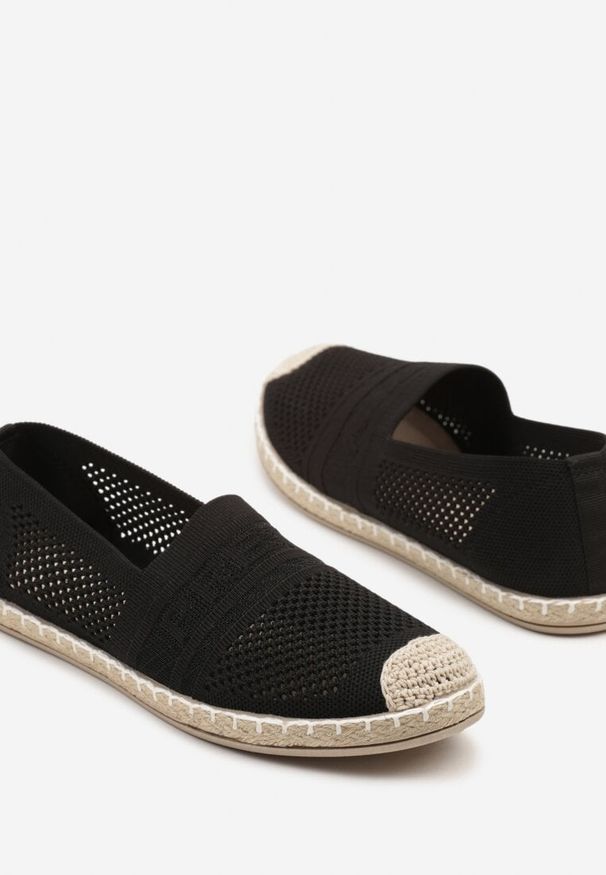 Born2be - Czarne Espadryle na Płaskiej Podeszwie z Perforacją Wessiria. Okazja: na co dzień. Kolor: czarny. Szerokość cholewki: normalna. Sezon: lato. Obcas: na płaskiej podeszwie. Styl: klasyczny, elegancki, casual