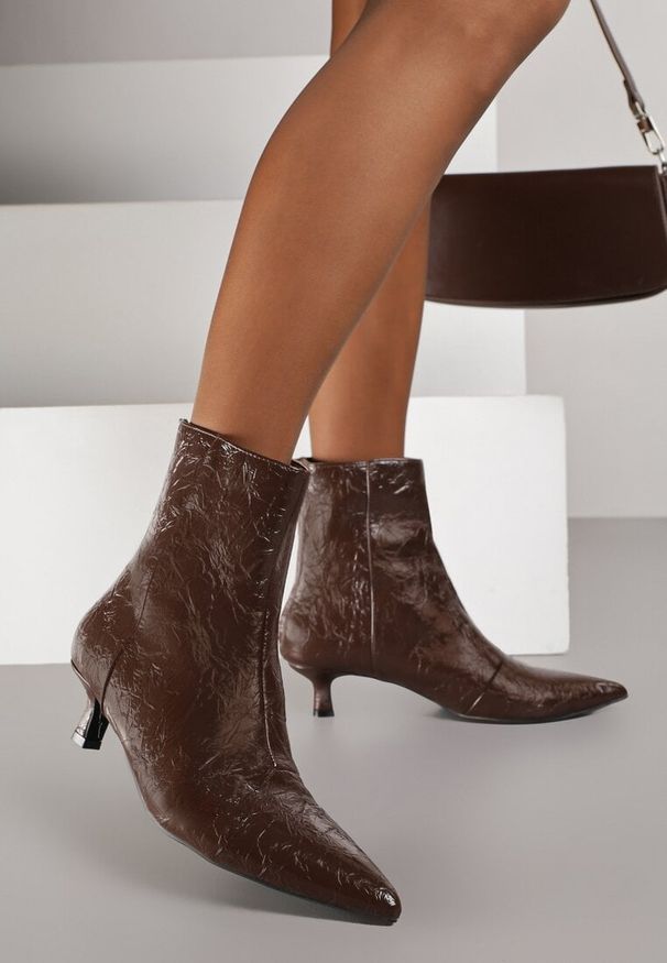 Born2be - Brązowe Botki Vices na Obcasie Typu Kaczuszka z Tłoczeniem Zaimea. Okazja: na co dzień. Kolor: brązowy. Obcas: na obcasie. Styl: klasyczny, casual, elegancki. Wysokość obcasa: średni