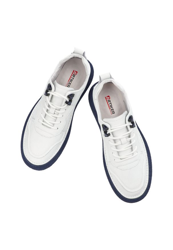 Biało-Granatowe Sneakersy Artiker Stylowe Obuwie Męskie. Okazja: na co dzień. Kolor: biały. Materiał: skóra, guma. Szerokość cholewki: normalna